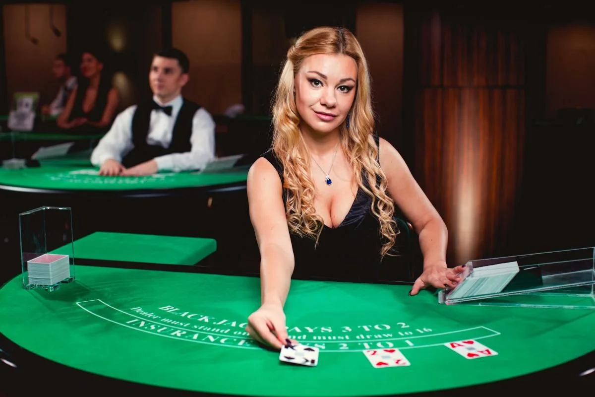 Tampilan meja kasino live dengan dealer di ST789